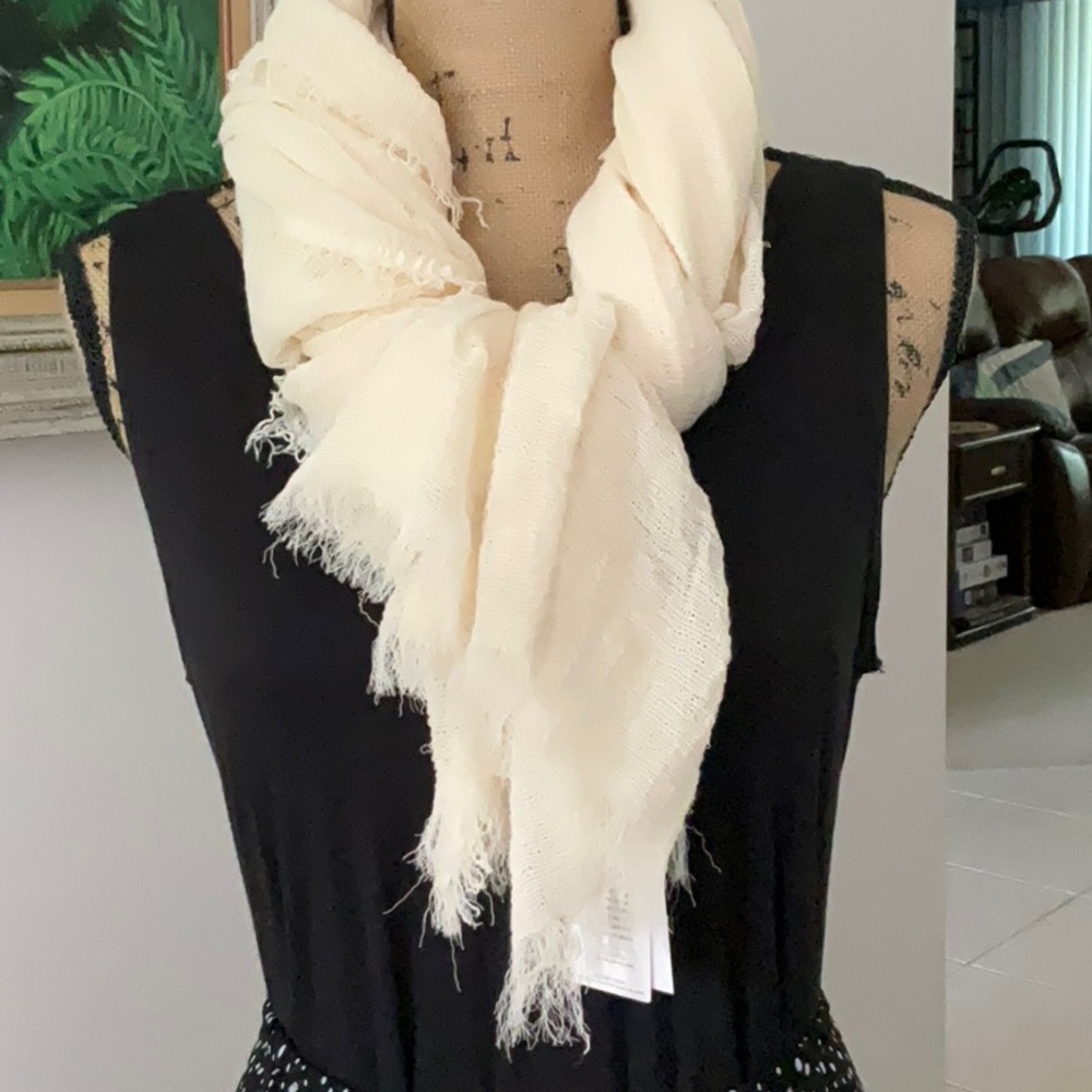 NWT Nordstroms Ivory Dove Scarf